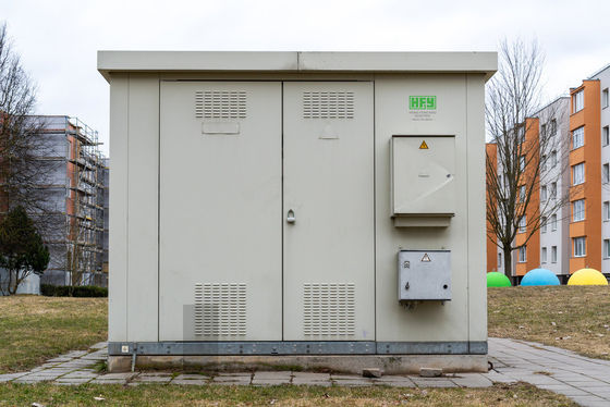 La subestación prefabricada con el dispositivo de distribución y el transformador del voltaje de sistema 12kV prefabricó la subestación móvil compacta proveedor