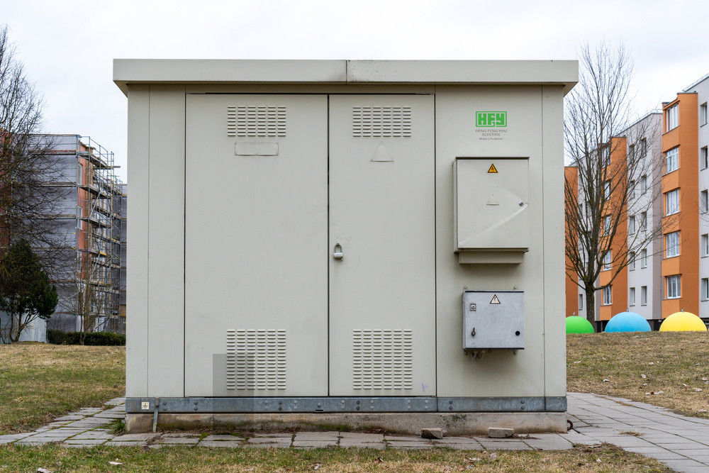 La subestación prefabricada con el dispositivo de distribución y el transformador del voltaje de sistema 12kV prefabricó la subestación móvil compacta proveedor